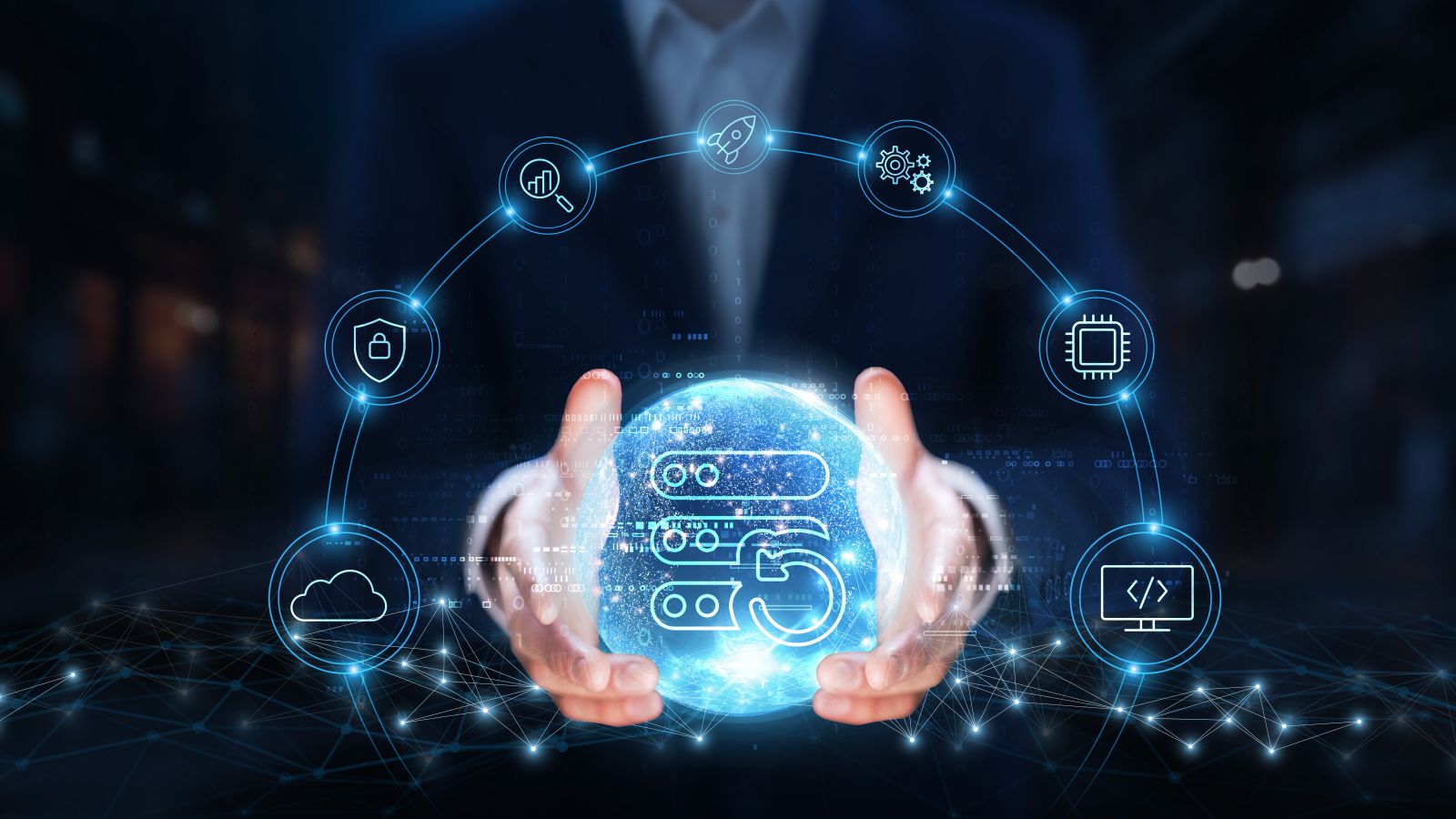 „Digitale Illustration: Eine Person hält eine leuchtende Sphäre mit einem Symbol, das auf Datenwiederherstellung hinweist.