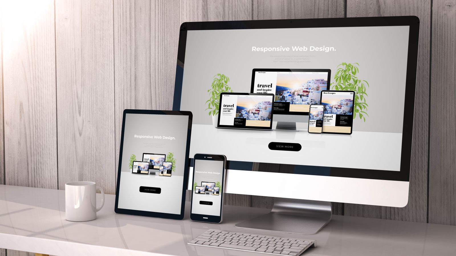 Ein Monitor, ein Tablet und ein Smartphone zeigen das gleiche Bild: den Schriftzug ‚Responsive Web Design‘ und eine Website, die auf allen Geräten korrekt dargestellt wird.