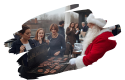 Weihnachtsmann grillt Würstchen bei einem Firmenevent, Gäste stehen zusammen, unterhalten sich und warten auf Essen.