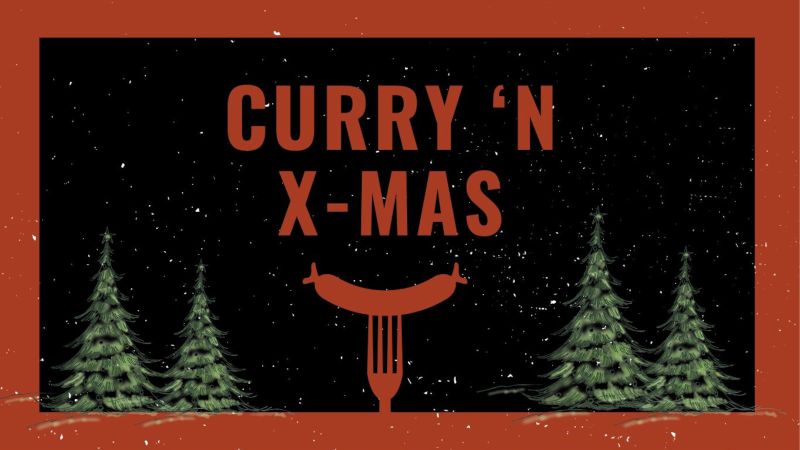 Digitale Illustration eines Sternenhimmels mit dem Schriftzug ‚CURRY 'N XMAS‘. Einige Weihnachtsbäume sind zu sehen, sowie eine Gabel, die eine Wurst aufspießt.