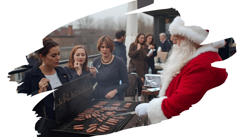 Weihnachtsmann grillt Würstchen bei einem Firmenevent, Gäste stehen zusammen, unterhalten sich und warten auf Essen.