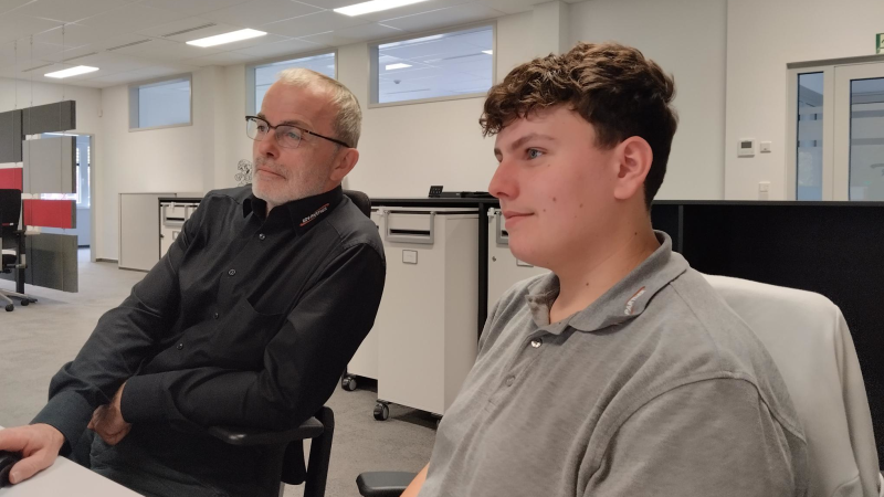 Der neue Azubi Till Deichmann arbeitet zusammen mit dem Lehrmeister an einer Aufgabe.