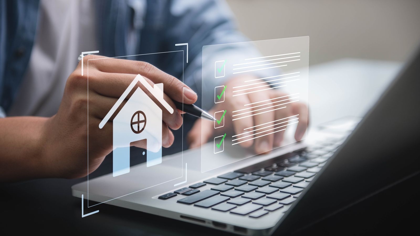 Eine Person hakt mit einem physischen Stift eine digitale Checkliste ab. Mit der anderen Hand bedient sie die Tastatur eines Laptops. Ein Haus-Icon ist ebenfalls sichtbar.