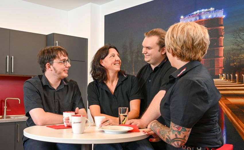 Modernes, dreigeschossiges Bürogebäude mit roter Klinkerfassade und Flachdach, aufgenommen aus der Vogelperspektive.