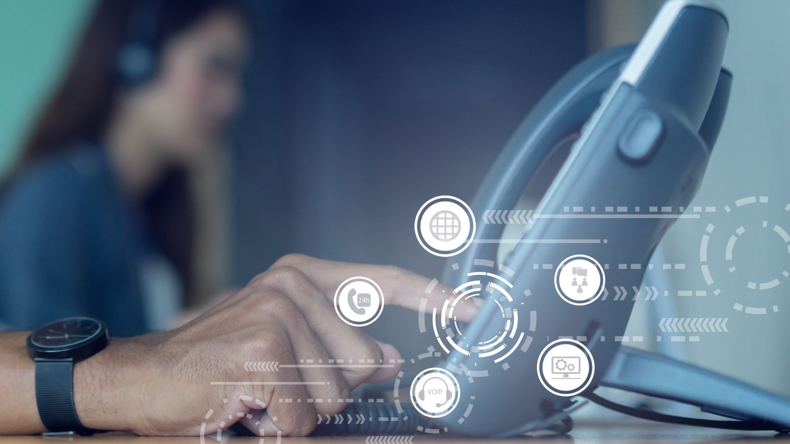 Digitale Illustration: Eine Person drückt einen Knopf auf einem Telefongerät. Um sie herum sind Icons zu sehen – ein Globus, ein Telefonhörer, ein Headset, ein Monitor und ein Verbindungssymbol.